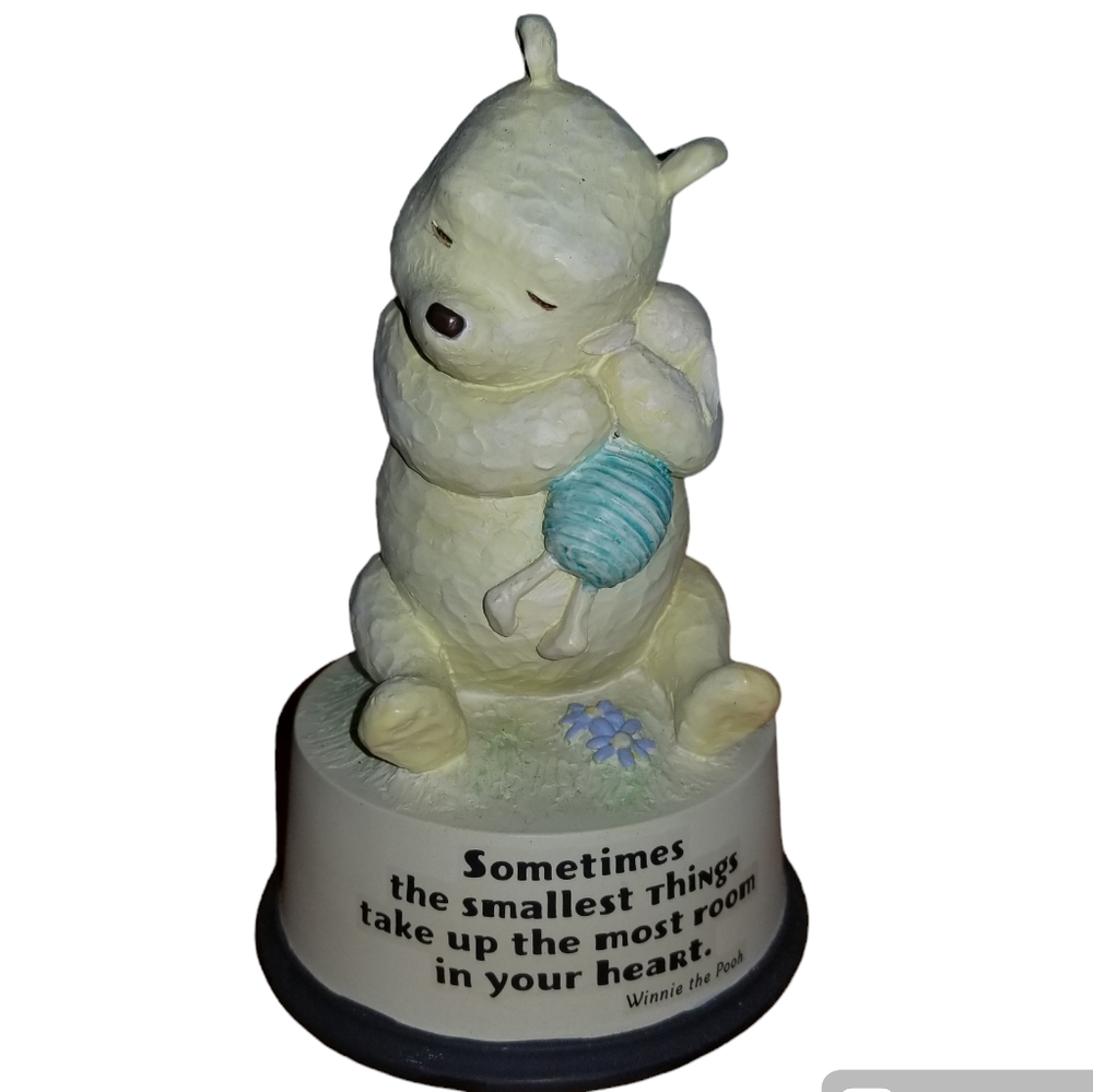 DISNEY/HALLMARK Classic Winnie The Pooh Figurine